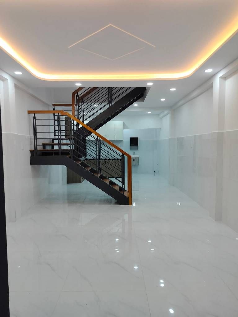 Chỉ nhỉnh 4 đồng nhỏ . Shr chính chủ Nhà mới 2T, 4x15, trung tâm Q.bình tân Kết cấu: 2pn, 2wc, ban công... Hẻm rộng 5m, ô tô ngủ trong nhà Trong bán kính 500m có chợ, trường học, siêu thị...đầy đủ tiện ích  Lh em tường xem nhà