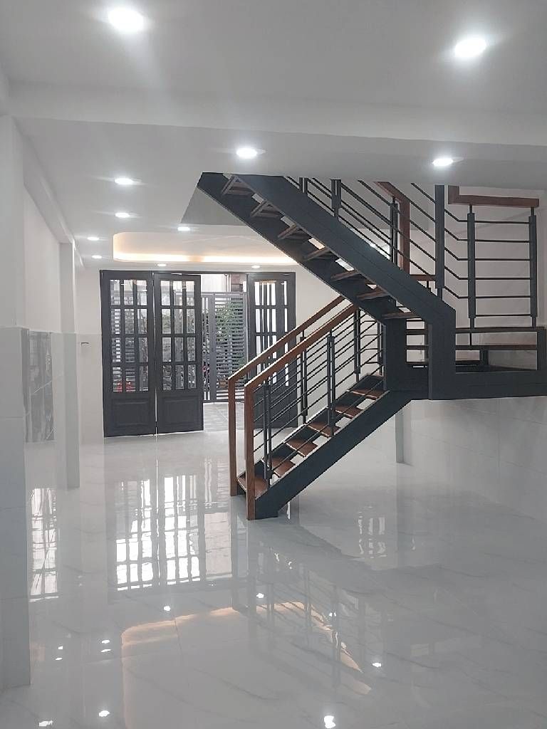 Chỉ nhỉnh 4 đồng nhỏ . Shr chính chủ Nhà mới 2T, 4x15, trung tâm Q.bình tân Kết cấu: 2pn, 2wc, ban công... Hẻm rộng 5m, ô tô ngủ trong nhà Trong bán kính 500m có chợ, trường học, siêu thị...đầy đủ tiện ích  Lh em tường xem nhà