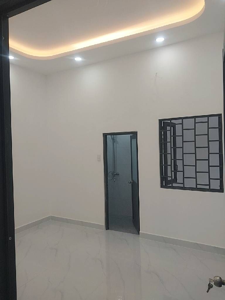 Chỉ nhỉnh 4 đồng nhỏ . Shr chính chủ Nhà mới 2T, 4x15, trung tâm Q.bình tân Kết cấu: 2pn, 2wc, ban công... Hẻm rộng 5m, ô tô ngủ trong nhà Trong bán kính 500m có chợ, trường học, siêu thị...đầy đủ tiện ích  Lh em tường xem nhà