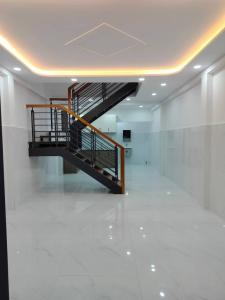 Chỉ nhỉnh 4 đồng nhỏ . Shr chính chủ Nhà mới 2T, 4x15, trung tâm Q.bình tân Kết cấu: 2pn, 2wc, ban công... Hẻm rộng 5m, ô tô ngủ trong nhà Trong bán kính 500m có chợ, trường học, siêu thị...đầy đủ tiện ích  Lh em tường xem nhà