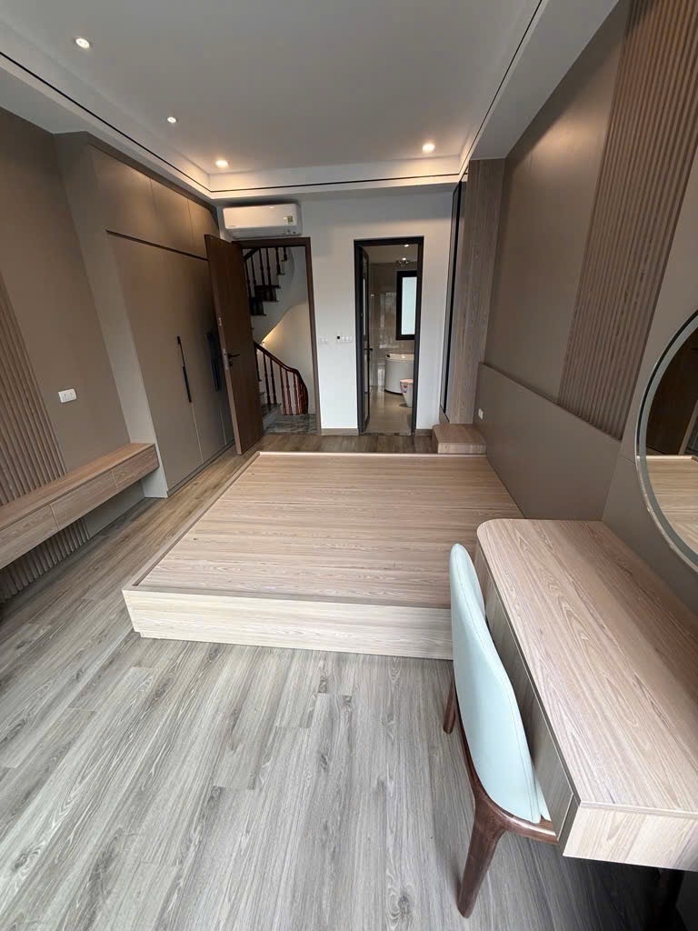 BÁN NHÀ TRUNG TÂM PHỐ VIỆT HƯNG - 5 TẦNG - NHÀ ĐẸP LUNG LINH - SỔ HỒNG CHÍNH CHỦ - VÀO Ở NGAY