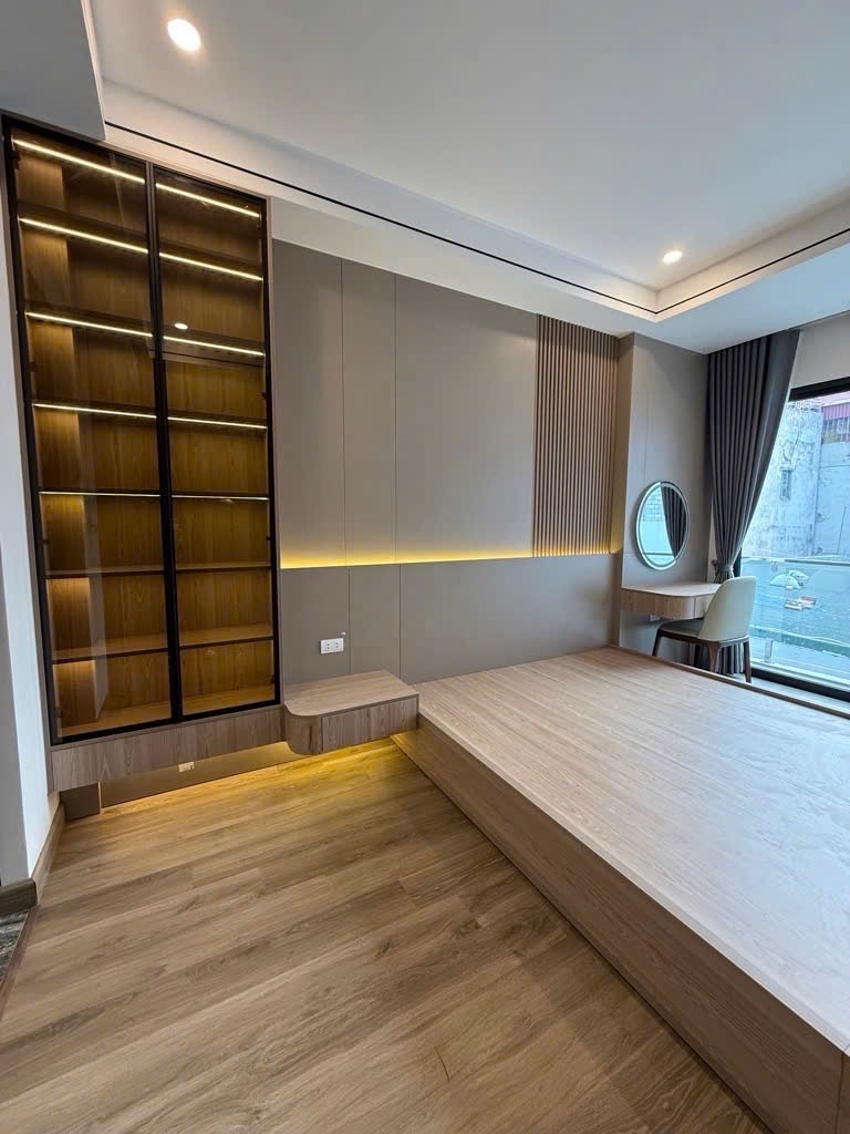 BÁN NHÀ TRUNG TÂM PHỐ VIỆT HƯNG - 5 TẦNG - NHÀ ĐẸP LUNG LINH - SỔ HỒNG CHÍNH CHỦ - VÀO Ở NGAY