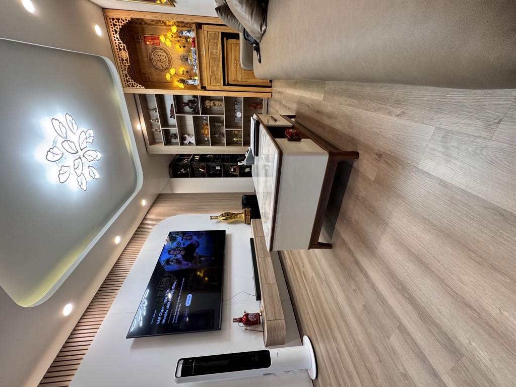 Bán chung cư CT18 KĐT Việt Hưng - lô góc - tiện ích - sang trọng - đẹp - ở ngay