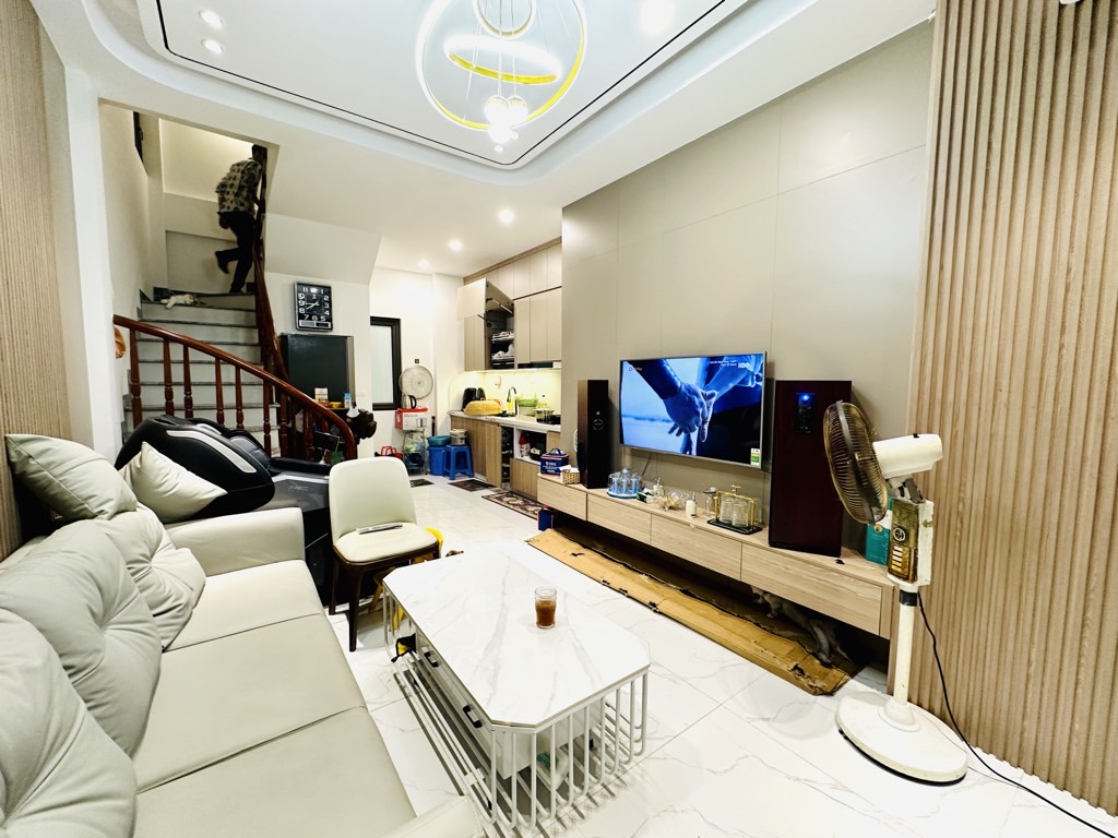 TRUNG TÂM VIỆT HƯNG - CHỦ VÀO NỘI THẤT TÂM HUYẾT - MỚI KOONG - 1 NHÀ RA Ô TÔ - NỞ HẬU