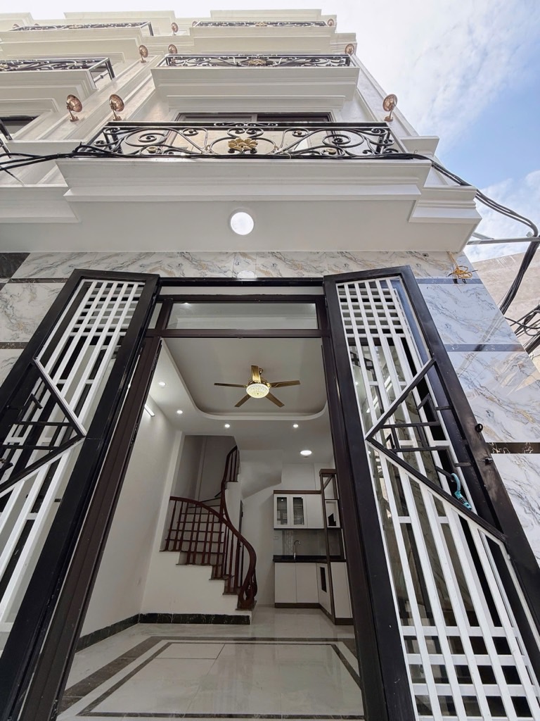 BÁN NHÀ VIỆT HƯNG LONG BIÊN - 5 TẦNG - MỚI CỨNG - VÀO Ở LUÔN - GIAO THÔNG ĐI LẠI  THUẬN TIỆN