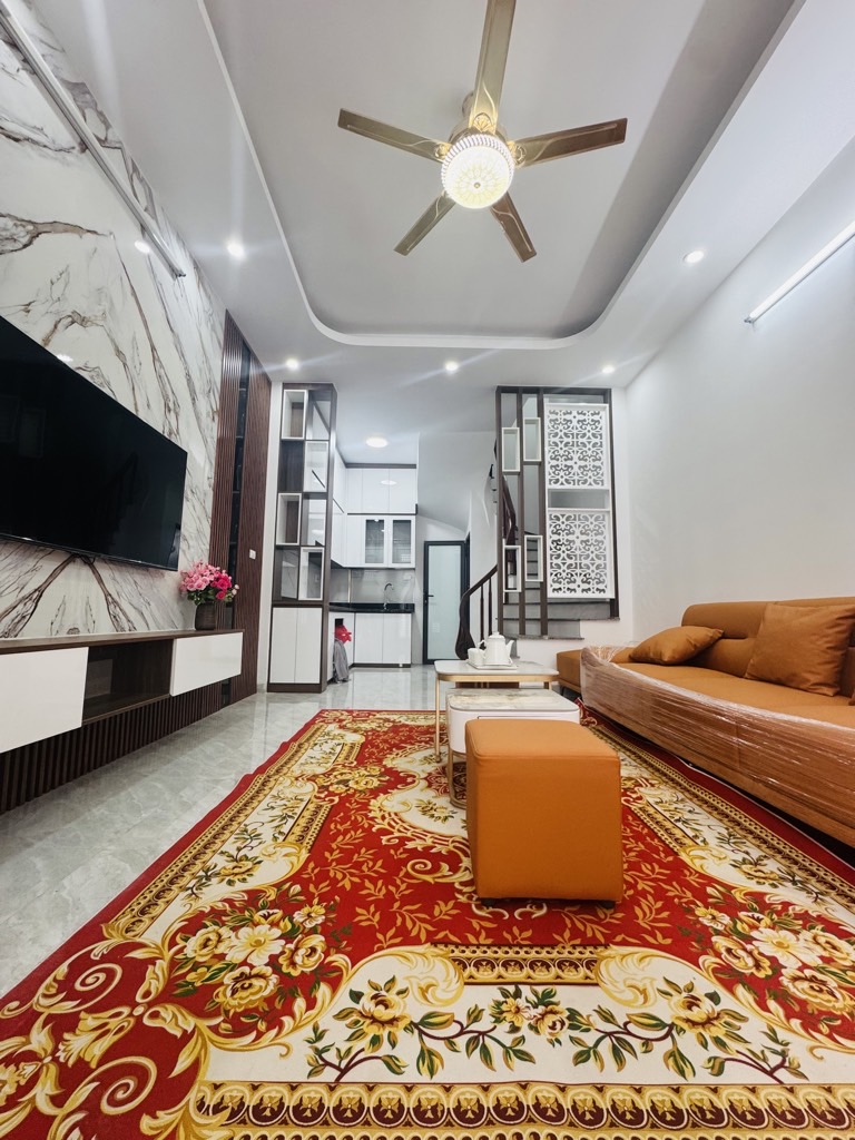 BÁN NHÀ 5 TẦNG -BA BƯỚC CHÂN RA PHỐ VIỆT HƯNG - VỈA HÈ Ô TÔ TRÁNH - KINH DOANH - AN NINH TỐT - HÀNG XÓM THÂN THIỆN