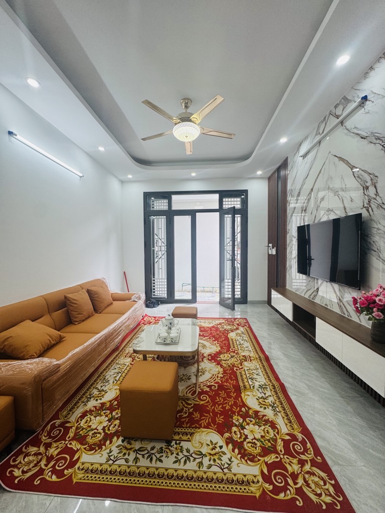 BÁN NHÀ 5 TẦNG -BA BƯỚC CHÂN RA PHỐ VIỆT HƯNG - VỈA HÈ Ô TÔ TRÁNH - KINH DOANH - AN NINH TỐT - HÀNG XÓM THÂN THIỆN