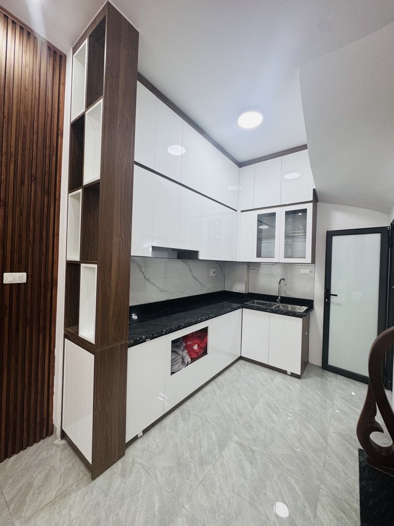 BÁN NHÀ 5 TẦNG -BA BƯỚC CHÂN RA PHỐ VIỆT HƯNG - VỈA HÈ Ô TÔ TRÁNH - KINH DOANH - AN NINH TỐT - HÀNG XÓM THÂN THIỆN