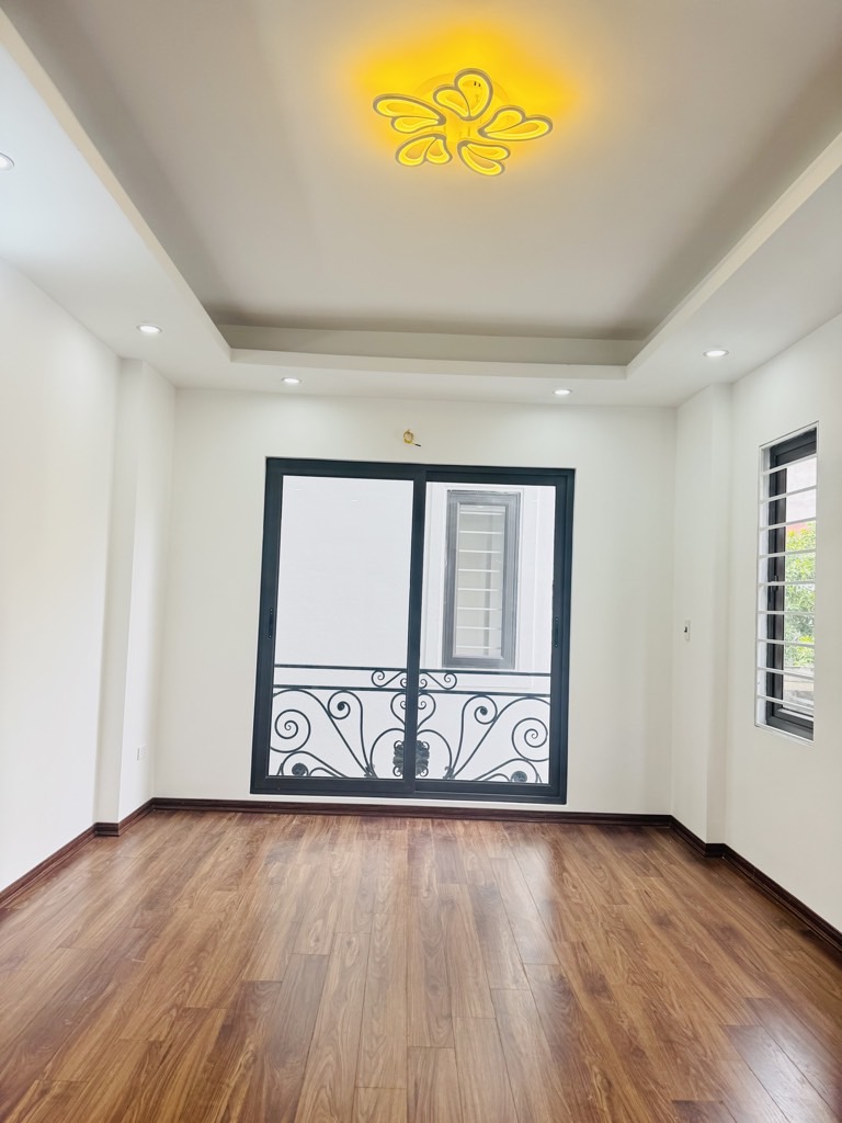 BÁN NHÀ 5 TẦNG -BA BƯỚC CHÂN RA PHỐ VIỆT HƯNG - VỈA HÈ Ô TÔ TRÁNH - KINH DOANH - AN NINH TỐT - HÀNG XÓM THÂN THIỆN