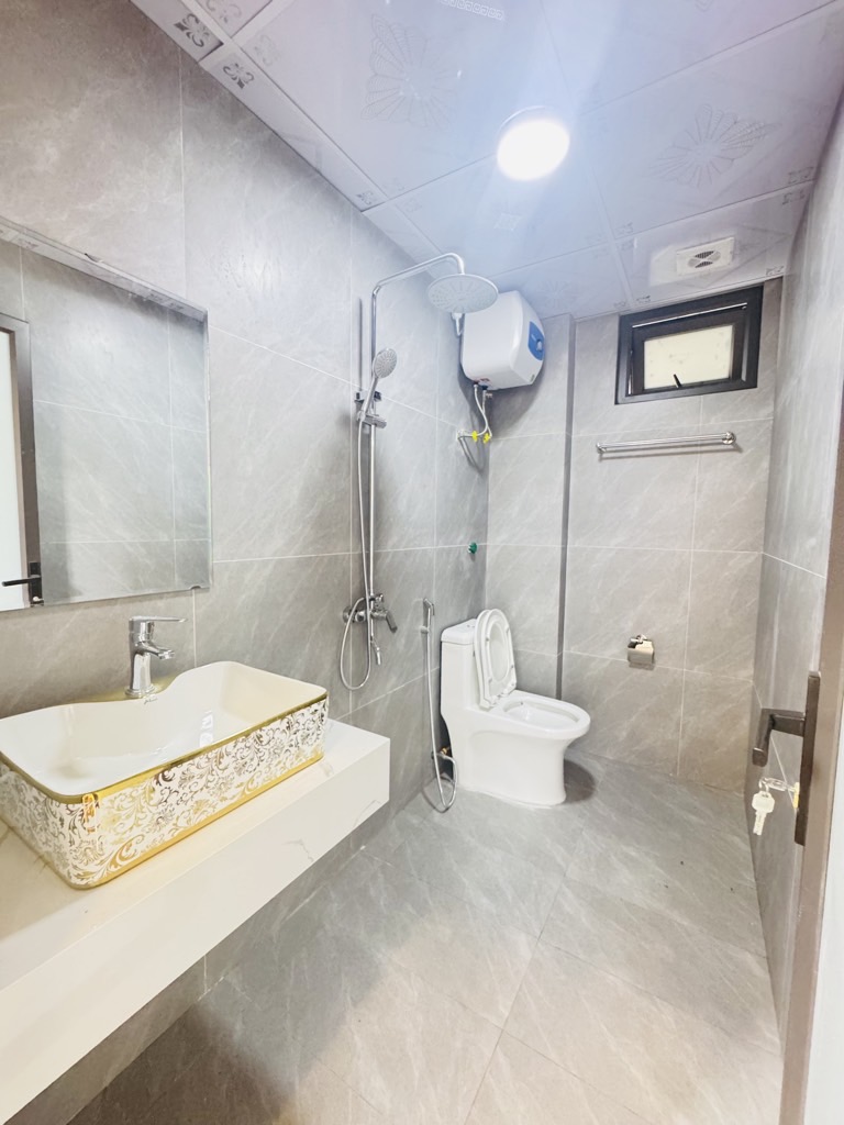 BÁN NHÀ 5 TẦNG -BA BƯỚC CHÂN RA PHỐ VIỆT HƯNG - VỈA HÈ Ô TÔ TRÁNH - KINH DOANH - AN NINH TỐT - HÀNG XÓM THÂN THIỆN