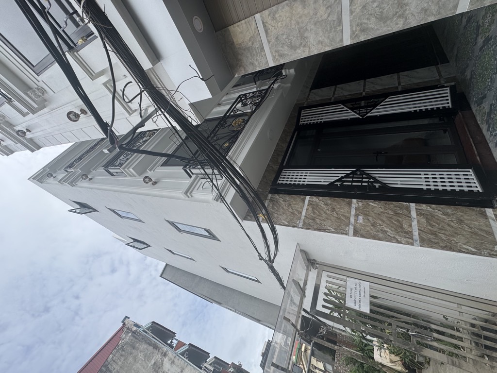 BÁN NHÀ 5 TẦNG -BA BƯỚC CHÂN RA PHỐ VIỆT HƯNG - VỈA HÈ Ô TÔ TRÁNH - KINH DOANH - AN NINH TỐT - HÀNG XÓM THÂN THIỆN