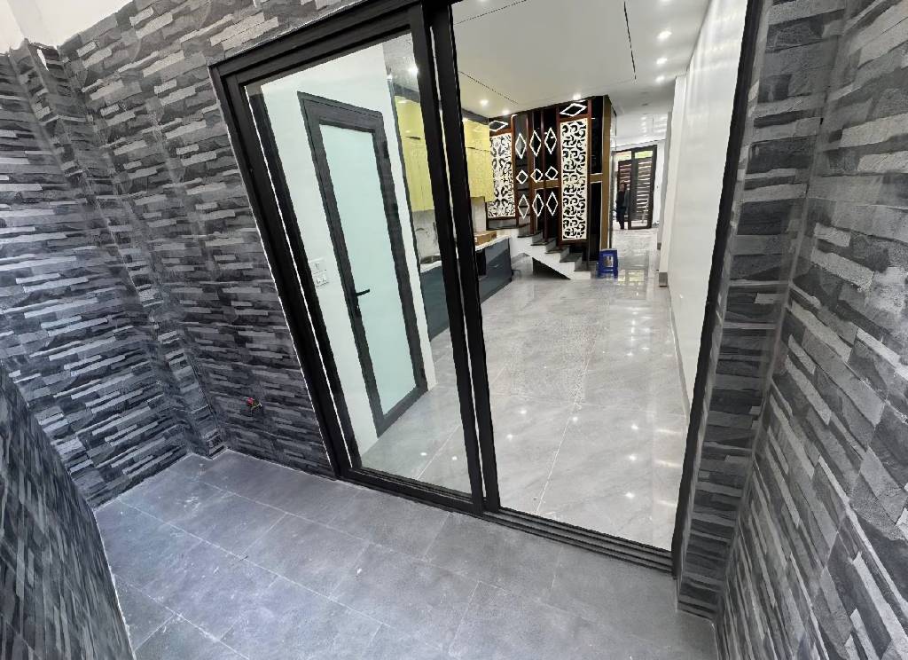 BÁN NHÀ 5 TẦNG CHU HUY MÂN 70M - GARA Ô TÔ - THANG MÁY - VÀO Ở LUÔN