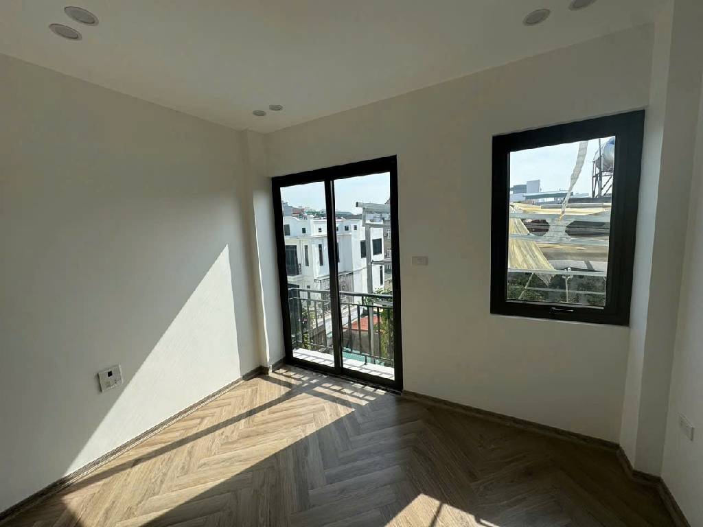 BÁN NHÀ 5 TẦNG CHU HUY MÂN 70M - GARA Ô TÔ - THANG MÁY - VÀO Ở LUÔN