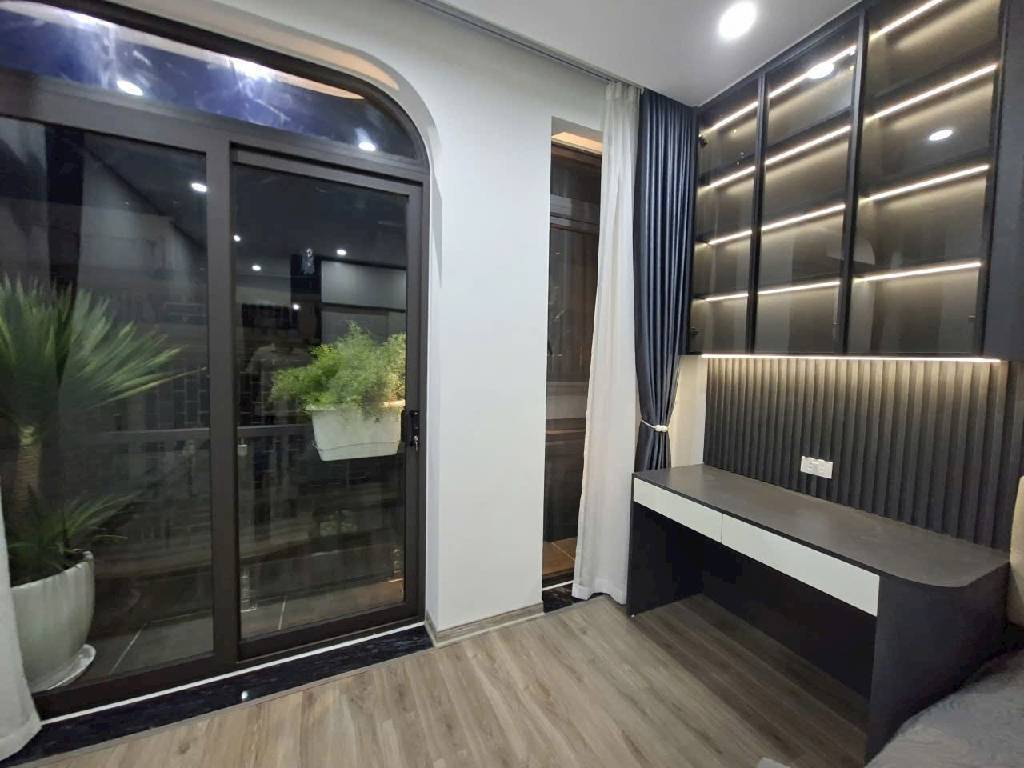 BÁN NHÀ THẠCH BÀN - 6 TẦNG HIỆN ĐẠI - GARA Ô TÔ - FULL NỘI THẤT - AN SINH TUYỆT VỜI