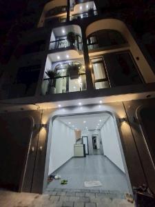 BÁN NHÀ THẠCH BÀN - 6 TẦNG HIỆN ĐẠI - GARA Ô TÔ - FULL NỘI THẤT - AN SINH TUYỆT VỜI