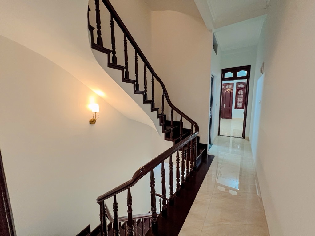 MẶT PHỐ HIẾM-PHÂN LÔ QUÂN ĐỘI- KINH DOANH SẦM UẤT