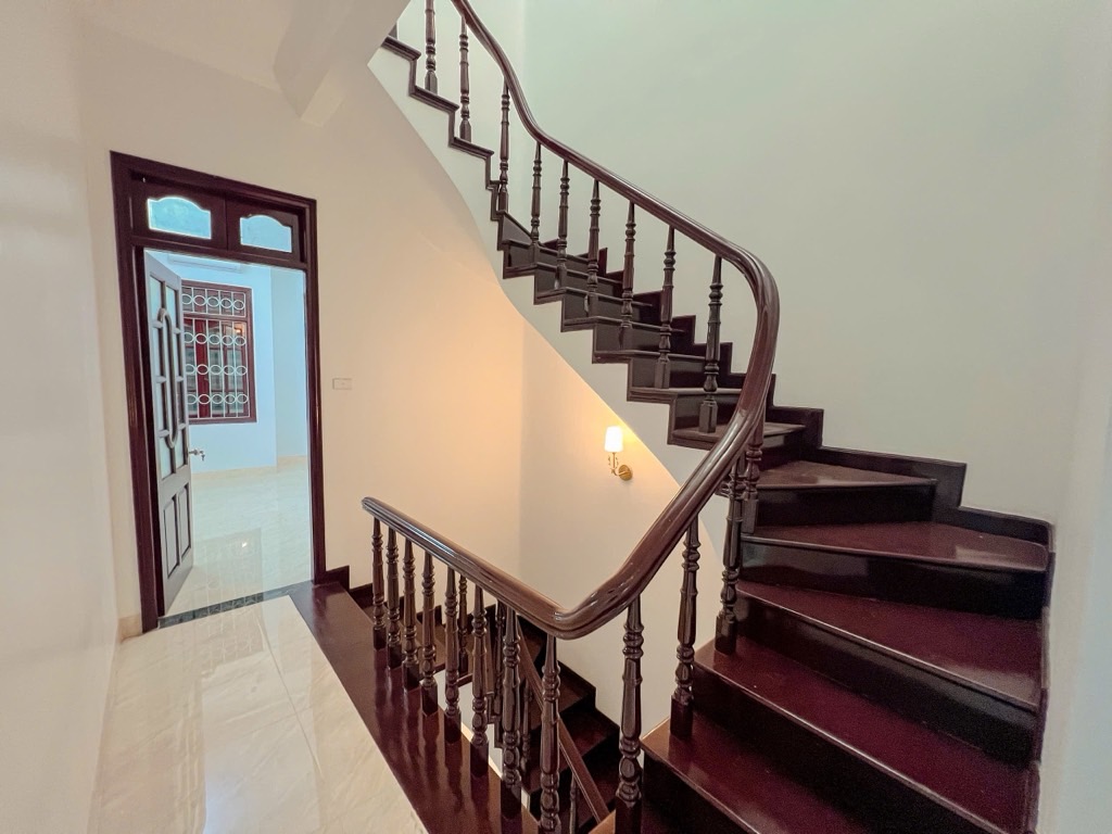 MẶT PHỐ HIẾM-PHÂN LÔ QUÂN ĐỘI- KINH DOANH SẦM UẤT