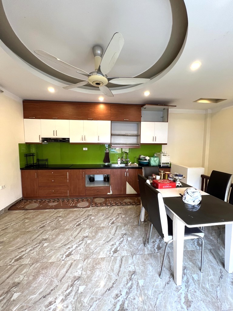 Bán nhà phố Hoàng Văn Thái, lô góc, dân trí cao.