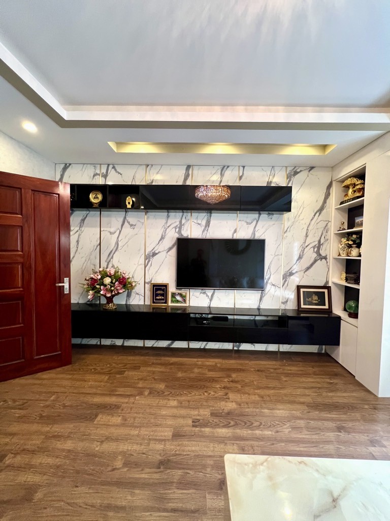 Bán nhà phố Hoàng Văn Thái, lô góc, dân trí cao.