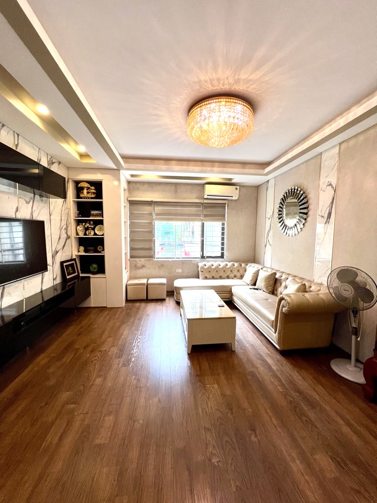 Bán nhà phố Hoàng Văn Thái, lô góc, dân trí cao.