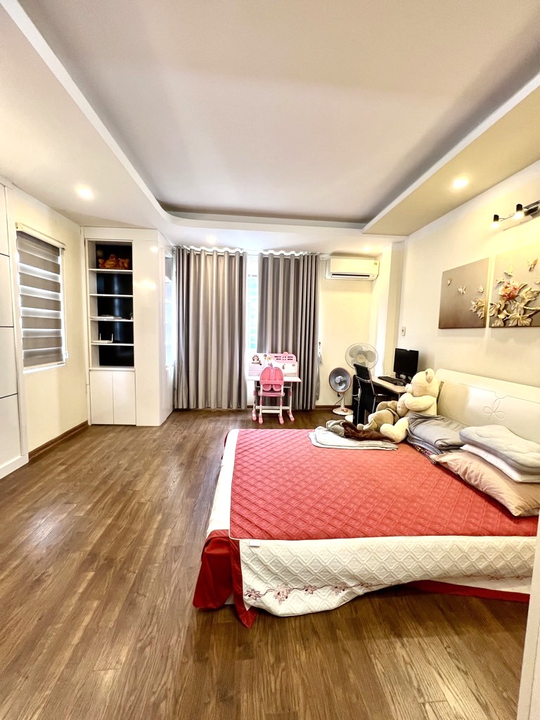 Bán nhà phố Hoàng Văn Thái, lô góc, dân trí cao.