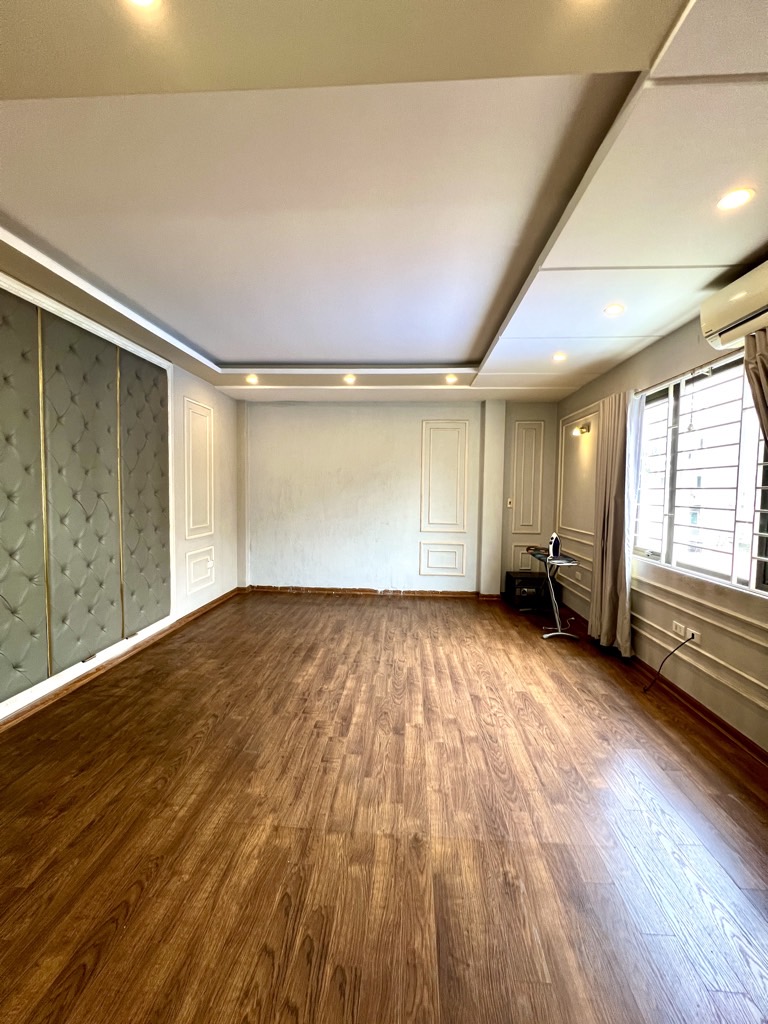 Bán nhà phố Hoàng Văn Thái, lô góc, dân trí cao.