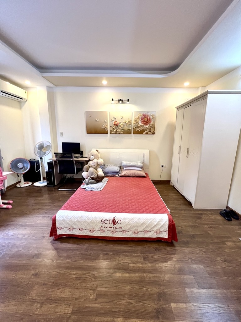 Bán nhà phố Hoàng Văn Thái, lô góc, dân trí cao.