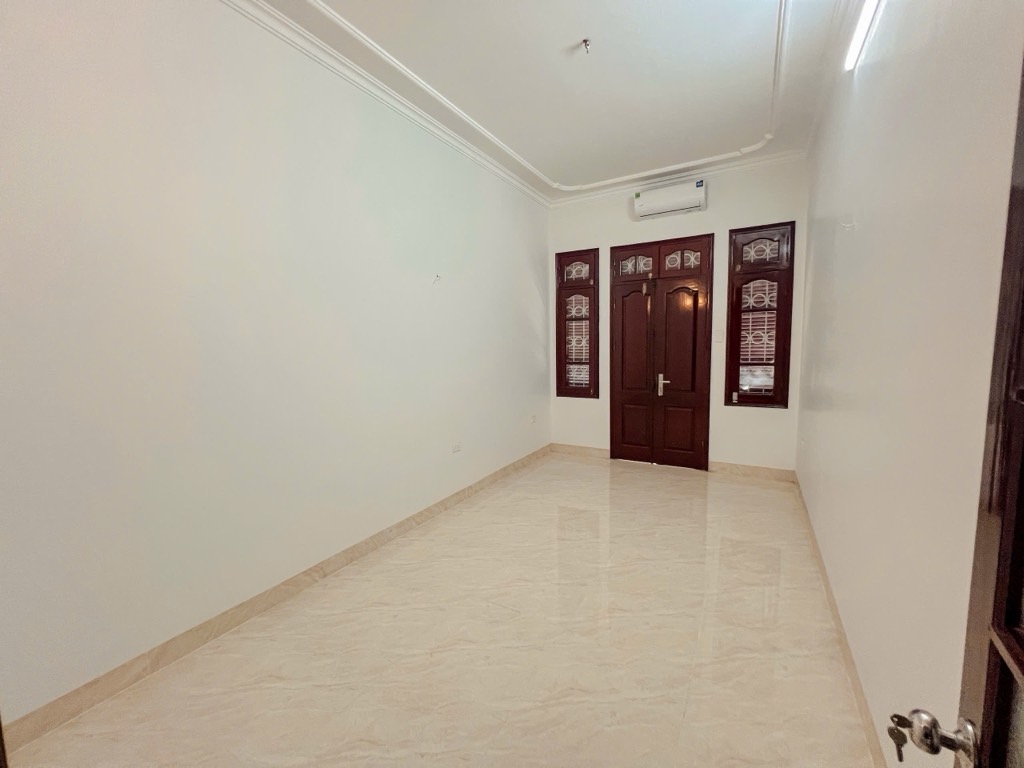 Nhà mặt phố Tô Vĩnh Diện sầm uất