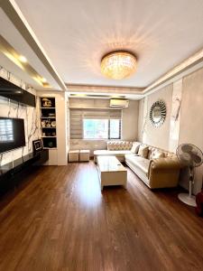 Bán nhà phố Hoàng Văn Thái, lô góc, dân trí cao.