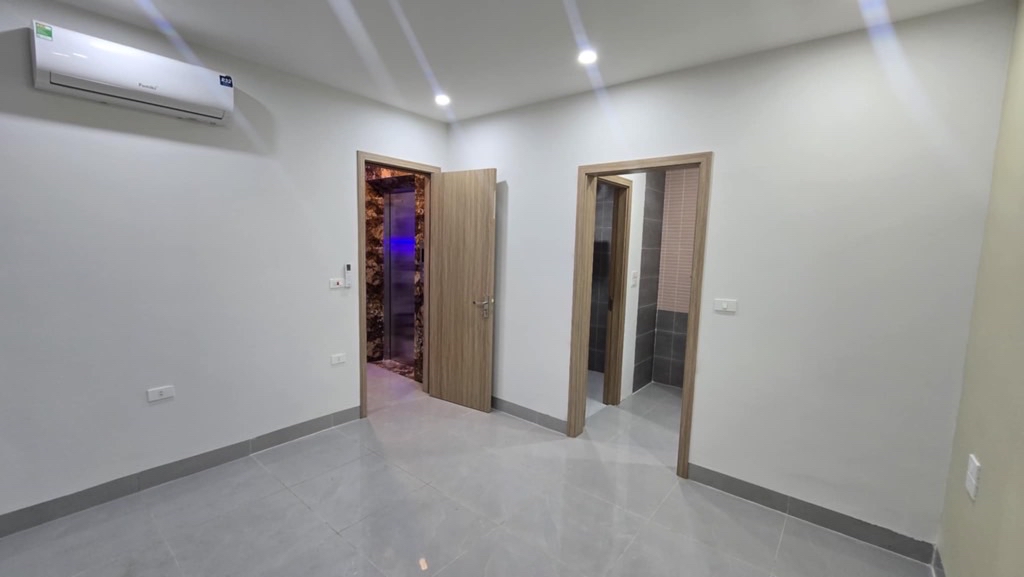 Bán nhà Dương Quảng Hàm, Cầu Giấy. DT 38m², nhà xây mới, có thang máy, cách phố vài bước chân. Giá 9,5 Tỷ