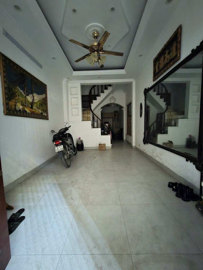 Bán nhà Lạc Long Quân – Nghĩa Đô, DT 50m², mặt tiền 3m, ngõ thoáng, cách Hồ Tây gần kề. Giá 9,5 tỷ