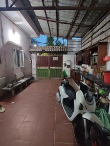 Bán nhà Lạc Long Quân – Nghĩa Đô, DT 50m², mặt tiền 3m, ngõ thoáng, cách Hồ Tây gần kề. Giá 9,5 tỷ