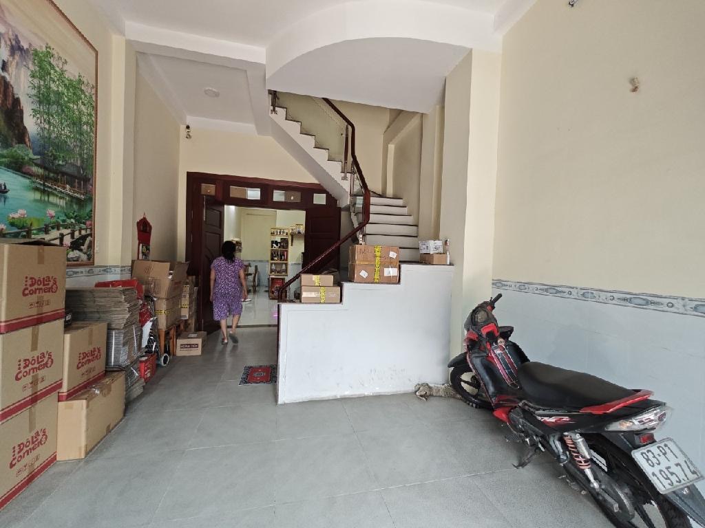 BÁN NHÀ PHỐ MẶT TIỀN CHỢ