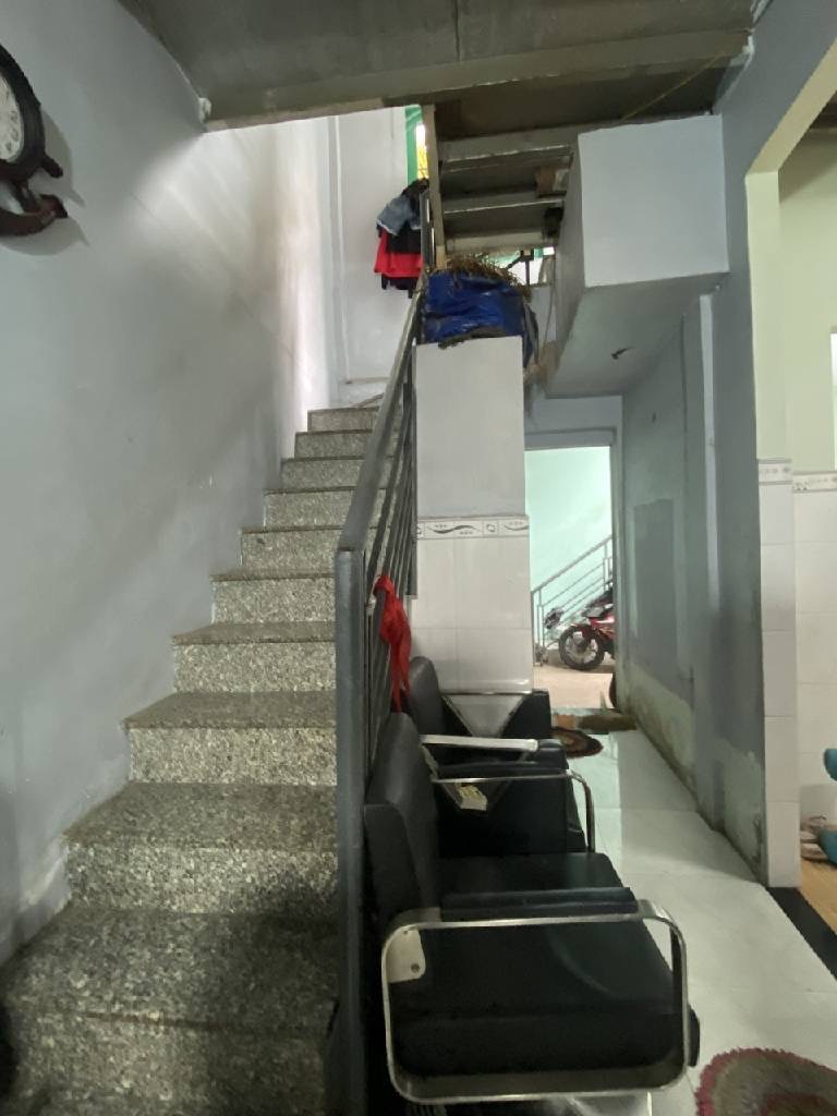 NHÀ BÁN CÁCH 1 CĂN RA MẶT TIỀN- NHÀ 2 TẦNG 3PN - 42M2 NGANG 6M  NGAY CẦU TỈNH LỘ 10 