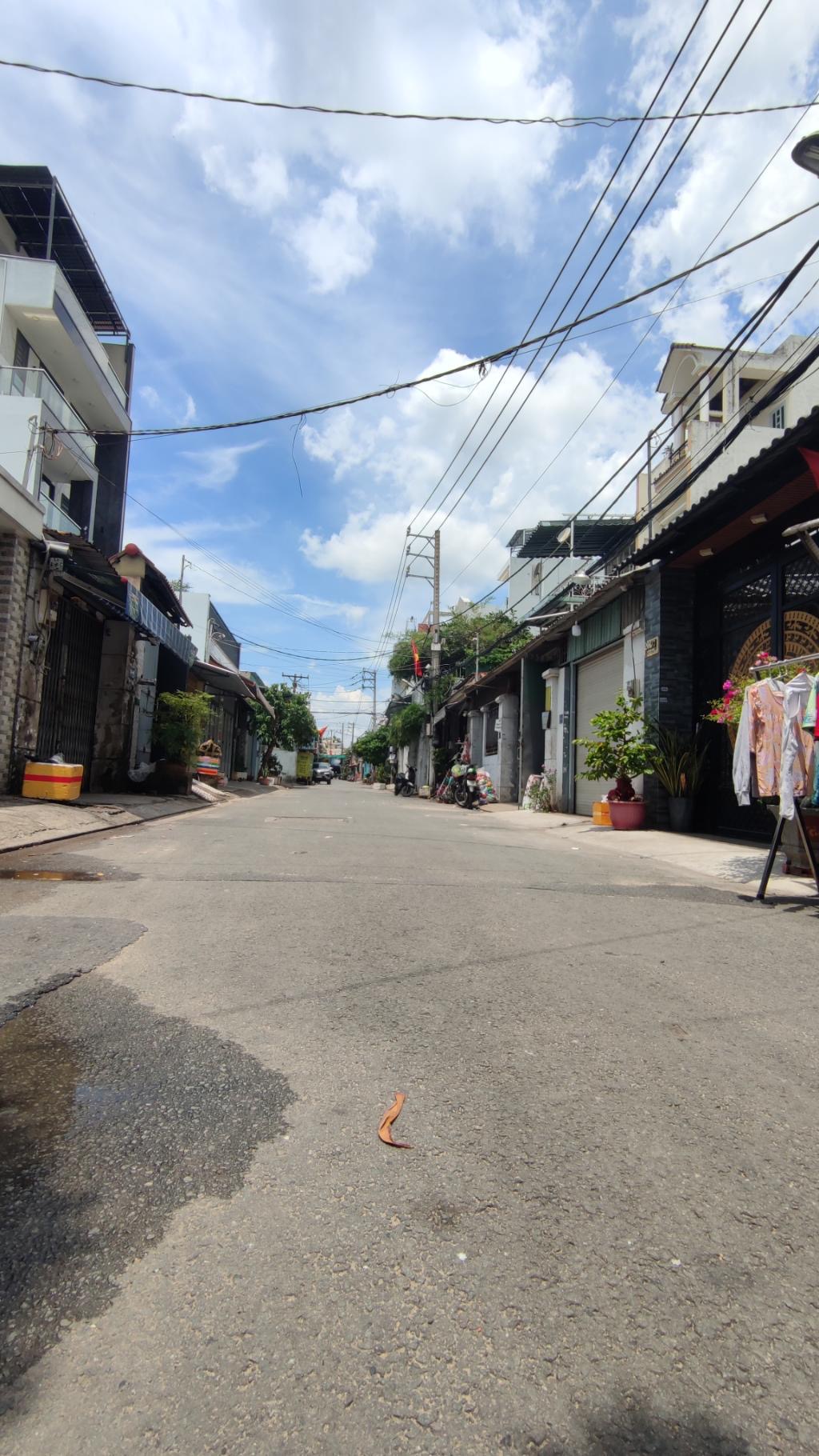 Cần bán gấp nhà hẻm một sẹt Lê Văn Quới, Bình Tân – sát chợ, nhà đẹp ở ngay!