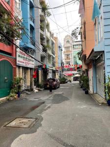 Nhà 2 tầng, hẻm ô tô vào tận nhà đường Huỳnh Văn Bánh.