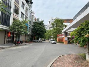 ĐẤT ĐẸP ĐỐI DIỆN CỔNG TRƯỜNG CHU VĂN AN KHU TDC GIANG BIÊN - VIỆT HƯNG