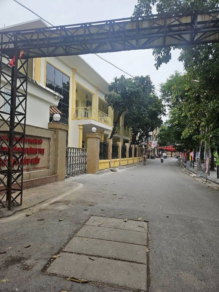 BA ĐÌNH -ĐỐI DIỆN LĂNG BÁC - GẦN HỒ TÂY- 50m2 RA PHỐ - GIAO LÊ HỒNG PHONG