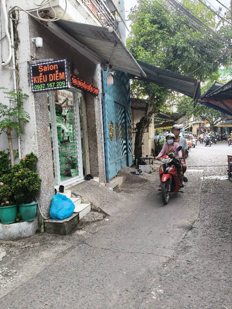 Hiếm! Chỉ hơn 2 tỷ có nhà MT Tạ Quang Bửu, 20m2, 2 tầng