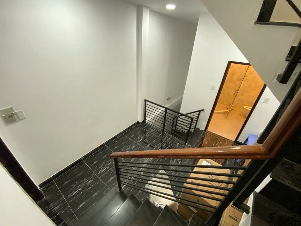 Hiếm! Chỉ hơn 2 tỷ có nhà MT Tạ Quang Bửu, 20m2, 2 tầng