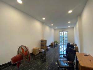 Hiếm! Chỉ hơn 2 tỷ có nhà MT Tạ Quang Bửu, 20m2, 2 tầng