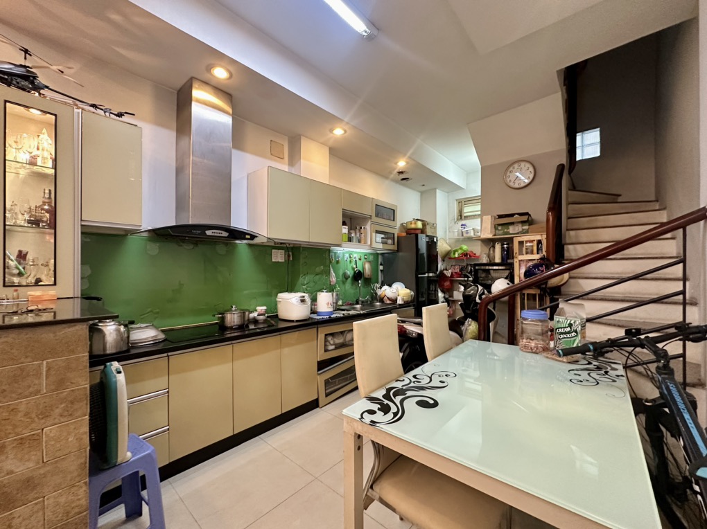 Nhà đẹp thuận tiện cho công việc di chuyển. Gần. Trường. Chợ