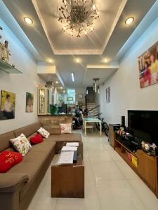 Nhà đẹp thuận tiện cho công việc di chuyển. Gần. Trường. Chợ