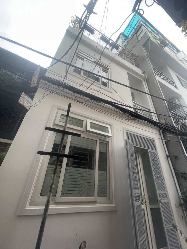 Nhà xây đẹp gần phố an ninh tốt