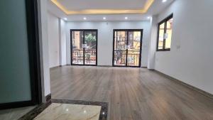 HOÀNG QUỐC VIỆT - NHÀ MỚI KÍNH KONG- NGÕ Ô TÔ TRÁNH - 2X TỶ (X tiểu học)