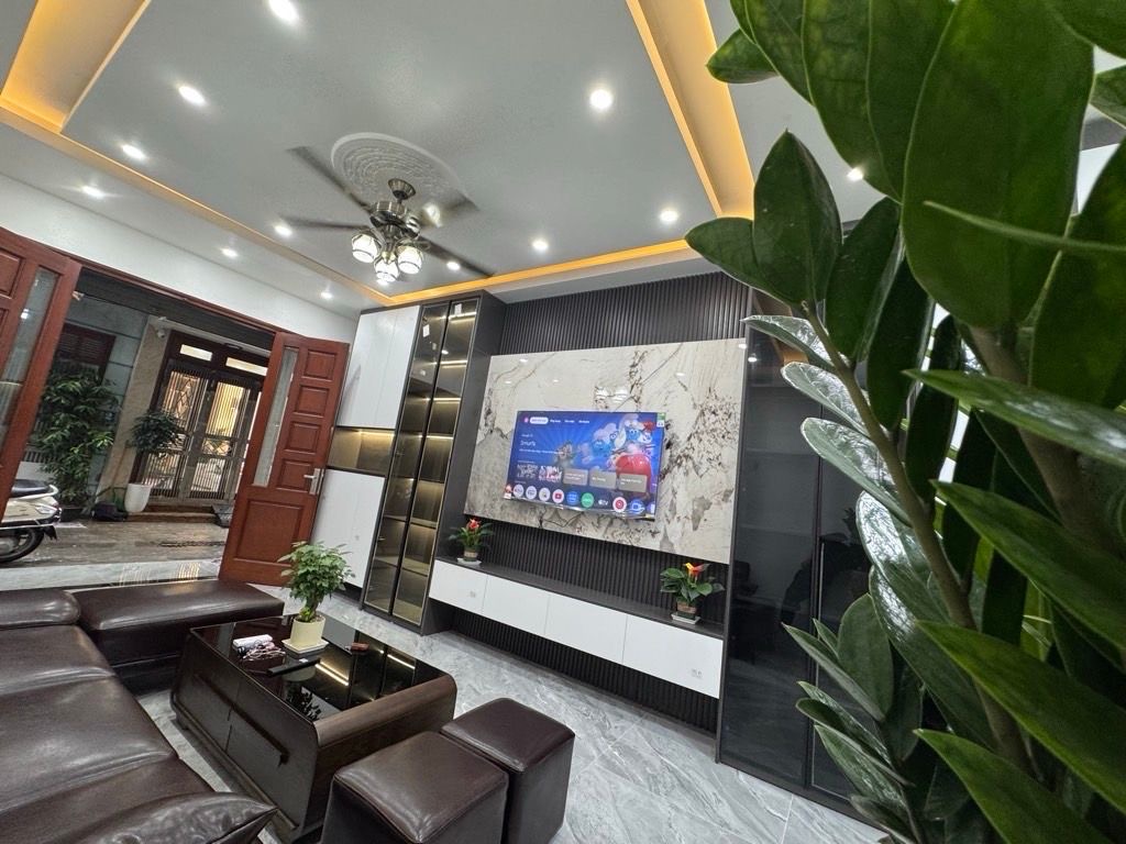 BÁN NHÀ THỊNH LIỆT HOÀNG MAI KINH DOANH, VĂN PHÒNG,SPA, Ô TÔ CHẠY VÒNG QANH 11TÝ