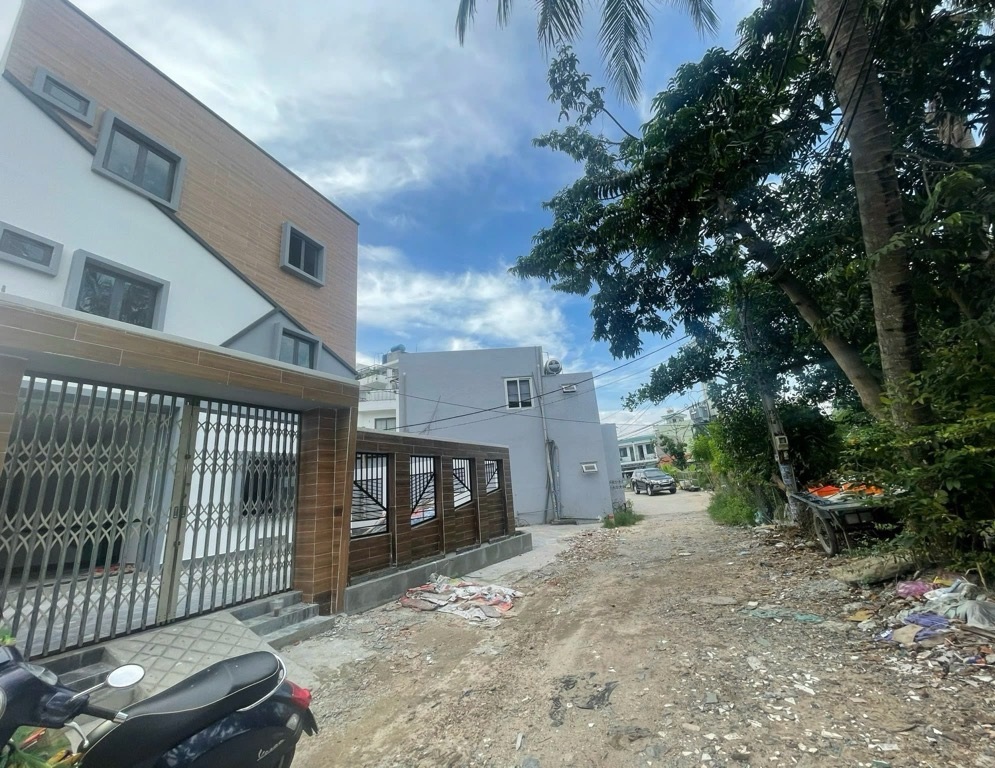 BÁN NHÀ GÓC 2 MẶT TIỀN - SÁT CHỢ THẠNH XUÂN - ĐƯỜNG 10M THÔNG RA CHỢ - CHO THUÊ FULL 10 PHÒNG. NHỈNH 7 TỶ 