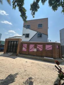 BÁN NHÀ GÓC 2 MẶT TIỀN - SÁT CHỢ THẠNH XUÂN - ĐƯỜNG 10M THÔNG RA CHỢ - CHO THUÊ FULL 10 PHÒNG. NHỈNH 7 TỶ 