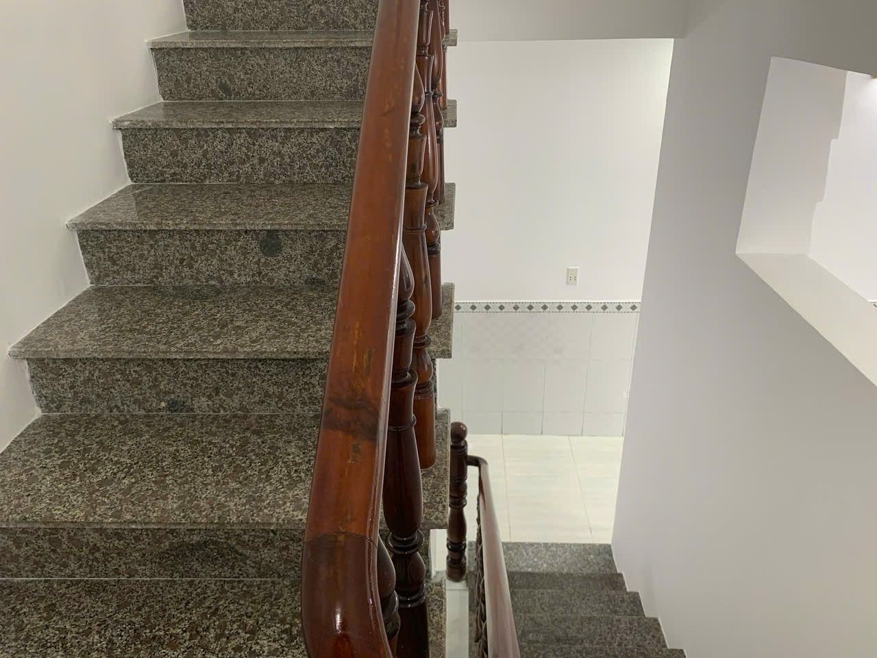 Bán nhà mới đẹp hai tầng tại Long An,100m2 sổ hồng chính chủ giá 2,3 tỷ