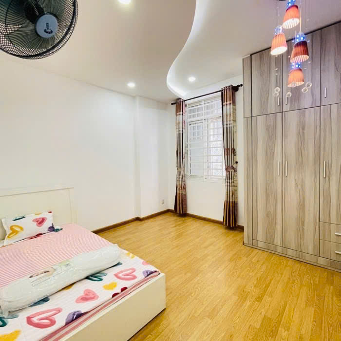 Bán nhà mới xây gần công viên quang trung